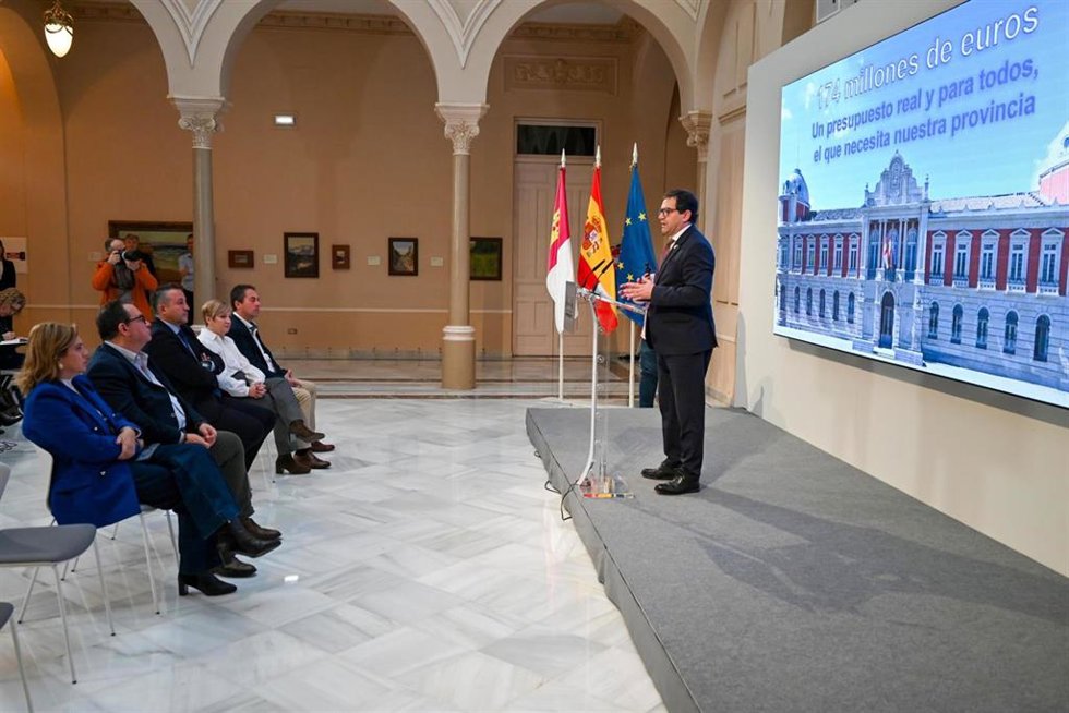 El presidente de la Diputación, Miguel Ángel Valverde, en la rueda de prensa de presentación de presupuestos.