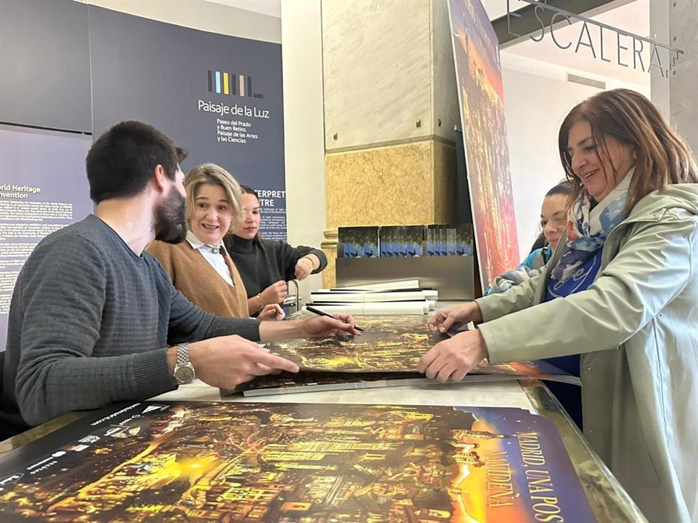 El ilustrador Poliño Trapalleiro y la delegada de Cultura, Turismo y Deporte del Ayuntamiento de Madrid, Marta Rivera de la Cruz, durante el reparto del cartel navideño 2025.