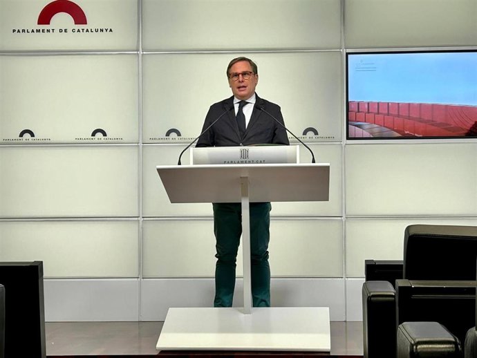 El portavoz de Vox en el Parlament, Joan Garriga, durante una rueda de prensa