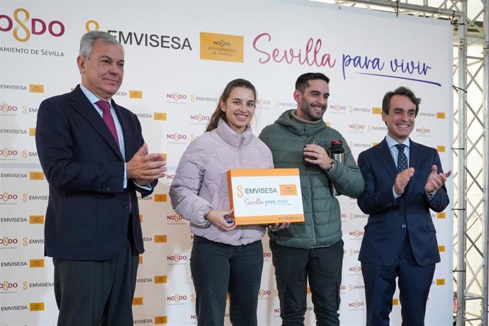 El Ayuntamiento entrega las llaves de la promoción 'Entreolivos-Bellavista'