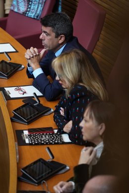 El expresident de la Generalitat valenciana Carlos Mazón durante el pleno de toma de posesión del nuevo president, en Les Corts Valencianes, a 2 de diciembre de 2025, en Valencia, Comunidad Valenciana (España). El 'popular' Juanfran Pérez Llorca toma pose