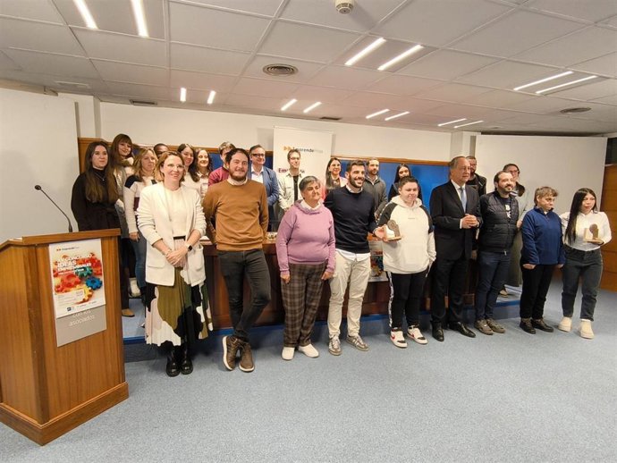 Premiados, participantes y autoridades en la entrega de galardones del Concurso de Ideas Empresariales 'Fer Emprende'