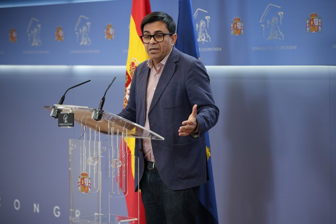 El diputado del grupo parlamentario Sumar, Gerardo Pisarello, durante una rueda de prensa en el Congreso de los Diputados, a 2 de diciembre de 2025, en Madrid (España).