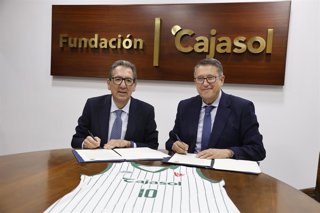 El presidente de la Fundación Cajasol, Antonio Pulido (izda.), y el presidente del CCB, Rafael Blanco, en la firma del acuerdo.