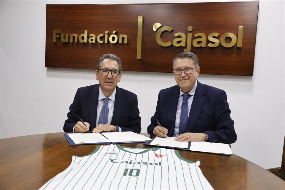 El presidente de la Fundación Cajasol, Antonio Pulido (izda.), y el presidente del CCB, Rafael Blanco, en la firma del acuerdo.