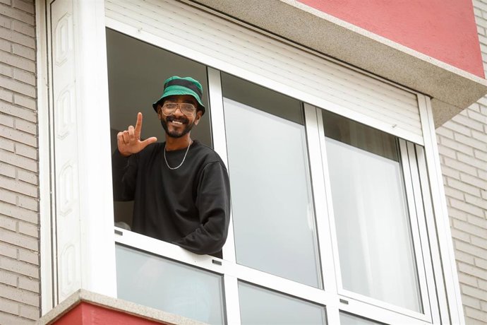 Archivo - Un migrante mira por una ventana, a 20 de septiembre de 2024, en Monterroso, Lugo, Galicia (España). La llegada de 120 personas procedentes de Mali hasta el pequeño municipio de Monterroso, un pueblo de interior con solo 3.600 vecinos en el inte