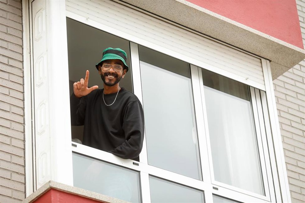Archivo - Un migrante mira por una ventana, a 20 de septiembre de 2024, en Monterroso, Lugo, Galicia (España). La llegada de 120 personas procedentes de Mali hasta el pequeño municipio de Monterroso, un pueblo de interior con solo 3.600 vecinos en el in