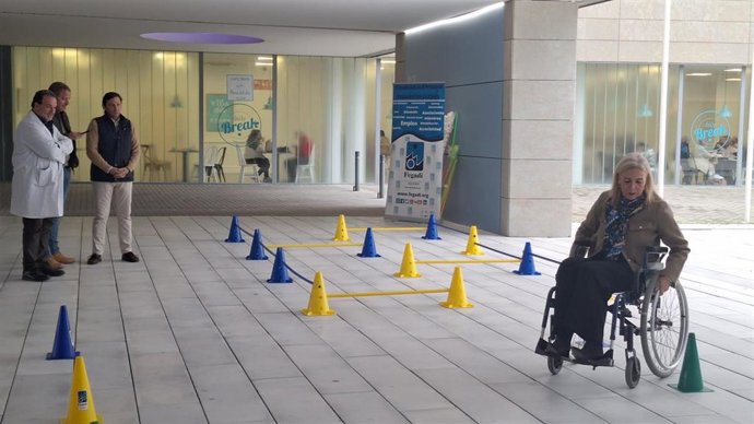 La delegada territorial de Sanidad y Consumo en la provincia de Cádiz, Eva Pajares, haciendo un circuito en silla de ruedas para sensibilidad sobre la accesibilidad de personas con dispacidad.