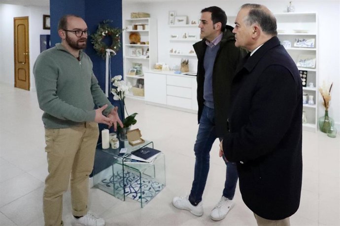 Archivo - Visita del alcalde, José Julián Gregorio, junto al concejal de Ipeta, Javier Muñoz-Gallego, al establecimiento 'El Cuaderno Azul'.