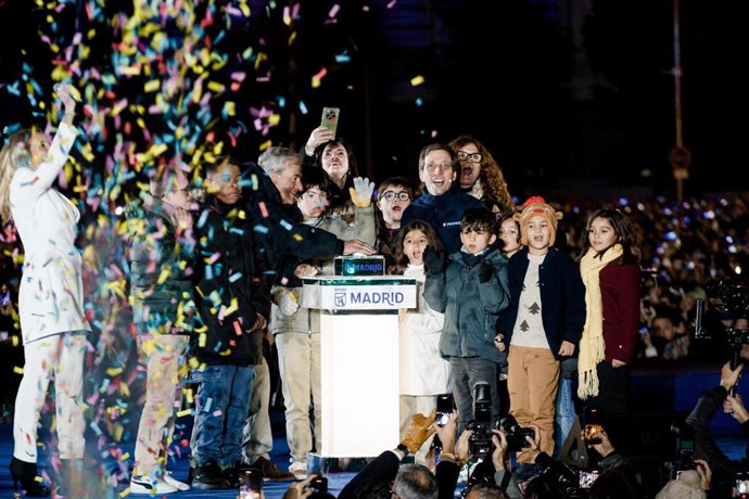 El alcalde de Madrid, José Luis Martínez-Almeida (d) y el bicampeón mundial de rally Carlos Sainz (i), durante la inauguración de la iluminación navideña, en la plaza de Cibeles