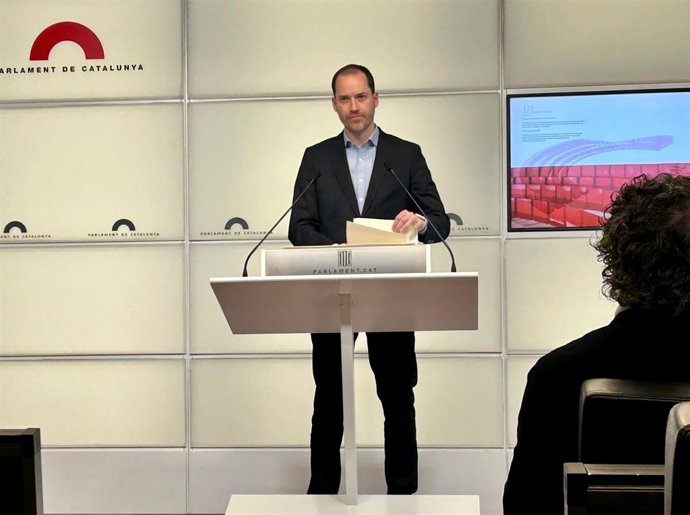 El portavoz del PP en el Parlament, Juan Fernández, en una rueda de prensa