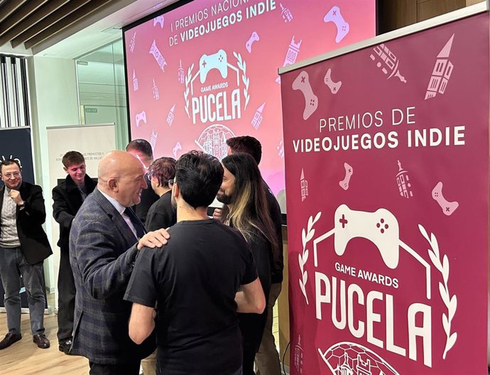 El alcalde de Valladolid, Jesús Julio Carnero, conversa con dos de los premiados en los Pucela Game Awards.