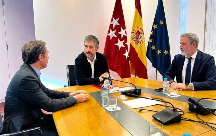 El president de The District, Juan Velayos, i el viceconseller de la Comunitat de Madrid, José María García Gómez