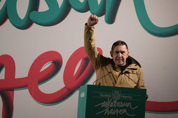 El secretario general de EH Bildu, Arnaldo Otegi, interviene durante la manifestación de EH Bildu bajo el lema 'Askatasun Haizea'