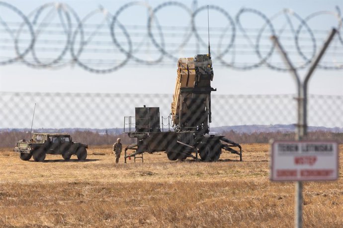 Archivo - 27 de março de 2022, RZESZOW, Varsóvia, POLÔNIA: 27.03.2022 JASIONKA (AEROPORTO DE RZESZOW JASIONKA) ...SISTEMA DE MÍSSIL AMERICANO TERRESTRE-PARA-AR MIM-104 PATRIOT INSTALADO NO AEROPORTO DE RZESZOW JASIONKA ...Lançadores de mísseis Patriot dos