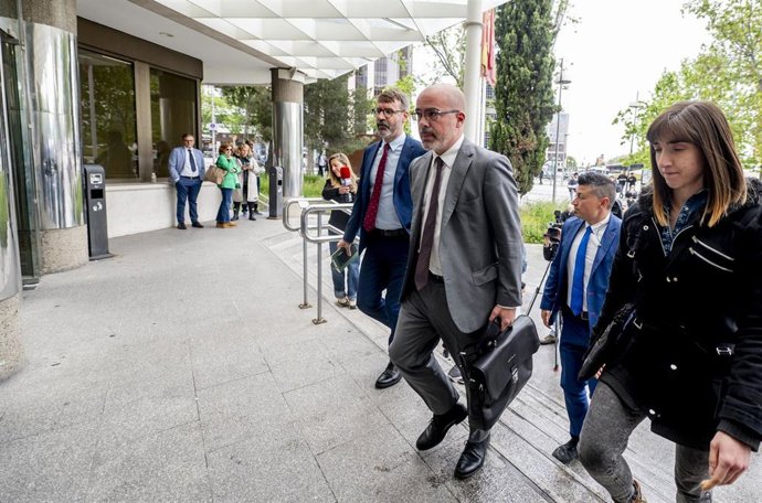 Archivo - El delegado del Gobierno en la Comunidad de Madrid, Francisco Martín (c), a su llegada a declarar por el ‘caso Begoña Gómez’, en los Juzgados de Plaza de Castilla, a 14 de mayo de 2025, en Madrid (España).