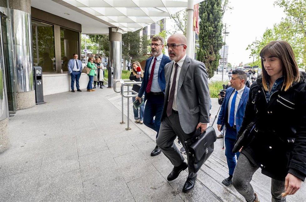 Archivo - El delegado del Gobierno en la Comunidad de Madrid, Francisco Martín (c), a su llegada a declarar por el caso Begoña Gómez, en los Juzgados de Plaza de Castilla, a 14 de mayo de 2025, en Madrid (España).