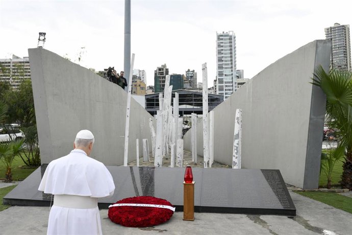 El Papa reza ante el monumento en recuerdo de las víctimas de la explosión de agosto de 2020 en el Puerto de Beirut (Líbano).
