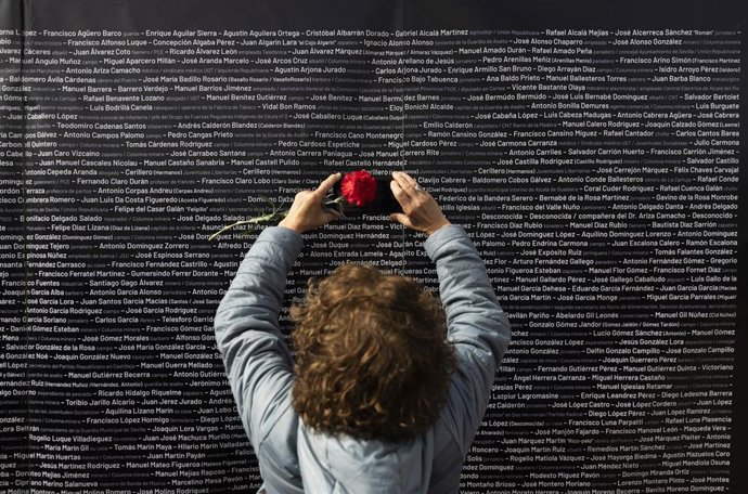 Archivo - Una mujer hace una foto del nombre de su familiar, colocado en un panel junto a los de las demás víctimas, durante el acto "institucional" de cierre de la fosa de Pico Reja. A 21 de febrero de 2023, en Sevilla (Andalucía, España). (Foto de archi