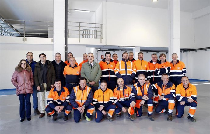 El consejero de Fomento, Roberto Media, visita las obras de mejora del parque de maquinaria del servicio de vías y obras