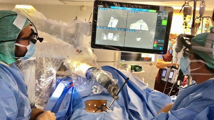 El Hospital Clínico San Carlos opera con robot a un adolescente con escoliosis por primera vez en España
