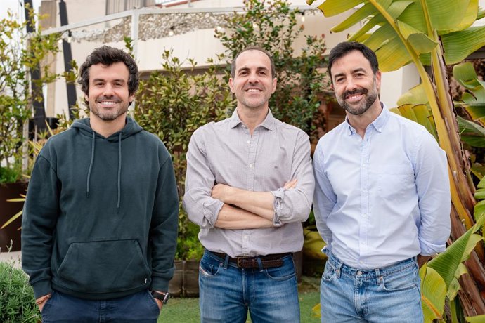 Archivo - (I-D) El CTO de Yaba, Sergi de Pablos; el responsable d'Organització, Alejandro Fresneda, i el CEO Patxi Archanco
