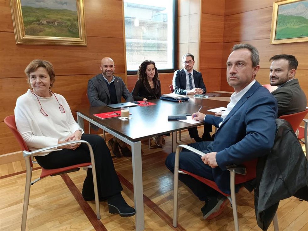 Reunión de la alcaldesa de Gijón, Carmen Moriyón, en el Ayuntamiento de Gijón, con el consejero de Ordenación de Territorio, Urbanismo, Vivienda y Derechos Ciudadanos del Principado de Asturias, Ovidio Zapico.