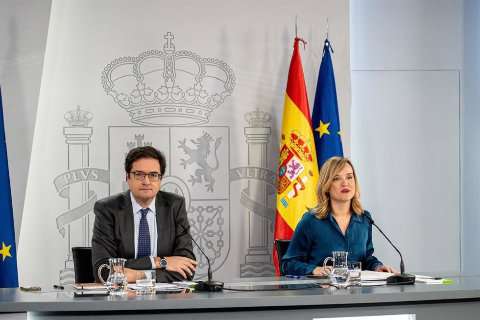 El ministro de Transformación Digital y Función Pública, Óscar López, y la ministra de Educación, Formación Profesional y Deportes y portavoz del Gobierno, Pilar Alegría, durante una rueda de prensa tras el Consejo de Ministros, en el Complejo de la Mon