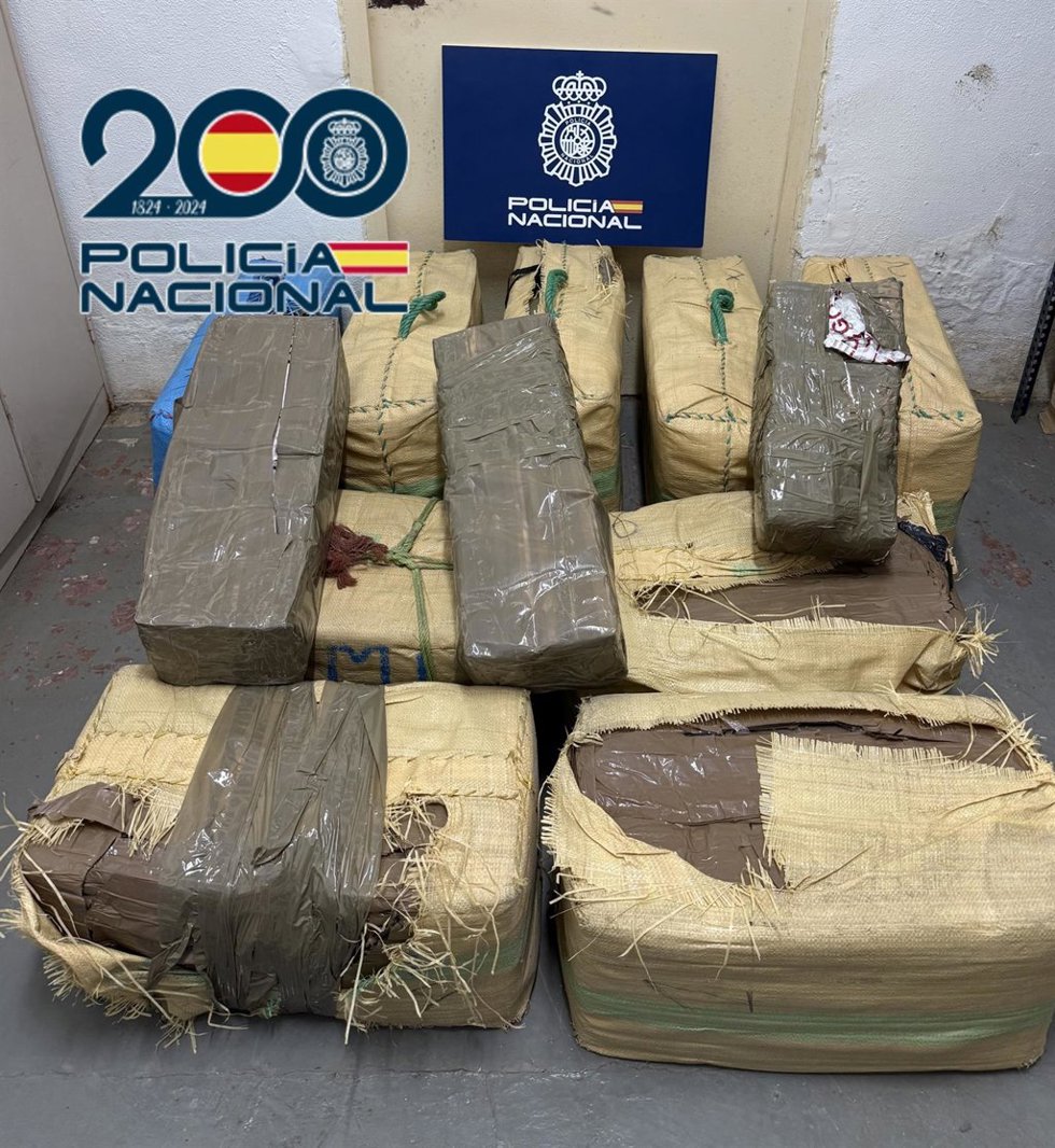 Los fardos de hachís hallados en la furgoneta seguida desde Córdoba a Valdepeñas (Ciudad Real).