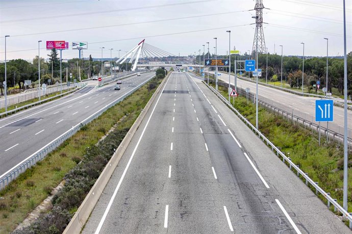 Archivo - Estado de la carretera de La Coruña (A1) a su paso por la localidad madrileña de Las Rozas el día en el que entra en vigor la limitación total de movimientos salvo de los trabajadores de actividades esenciales, medida adoptada ayer por el Gobier