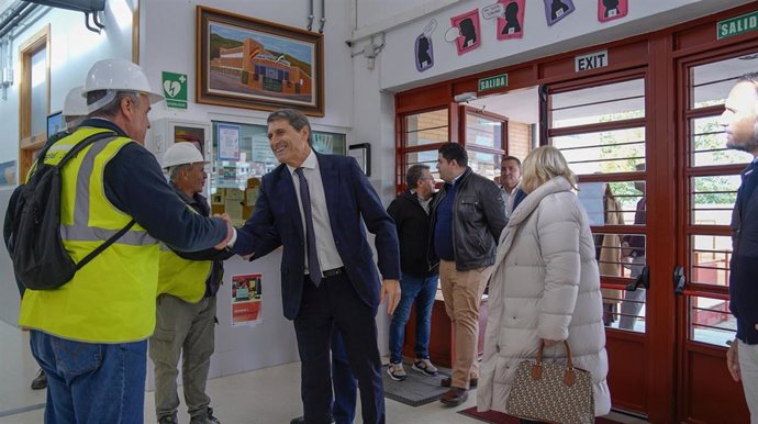 El delegado del Gobierno en Andalucía, Pedro Fernández, saluda a un operario en Cenes de la Vega (Granada)