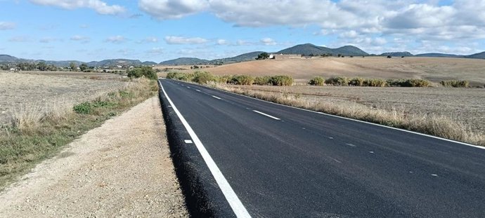 Un tramo de la carretera CA-8100, en el término de Puerto Serrano, tras las obras de mejora del firme financiadas por la Diputación de Cádiz