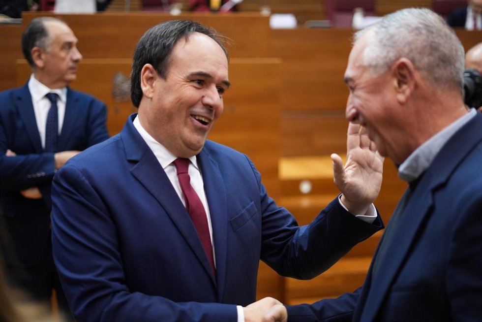 El nuevo president de la Generalitat valenciana, Juanfran Pérez Llorca (i), saluda al síndic de Compromís, Joan Baldoví (d), toma posesión de su cargo, en Les Corts Valencianes, a 2 de diciembre de 2025, en Valencia, Comunidad Valenciana (España)