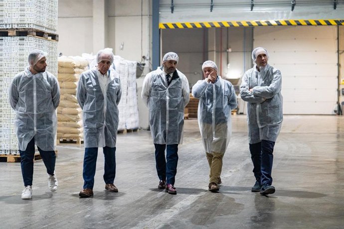El presidente del Partido Popular de Castilla-La Mancha, Paco Núñez, en una visita a una empresa en Tarancón.
