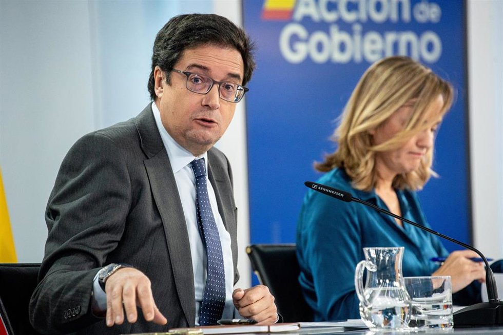 El ministro de Transformación Digital y Función Pública, Óscar López, y la ministra de Educación, Formación Profesional y Deportes y portavoz del Gobierno, Pilar Alegría, durante una rueda de prensa tras el Consejo de Ministros.