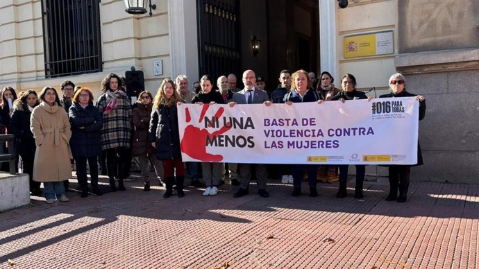 El delegado del Gobierno en Madrid, Francisco Martín, encabeza un minuto de silencio por un nuevo caso de violencia de género en Torrejón de Ardoz