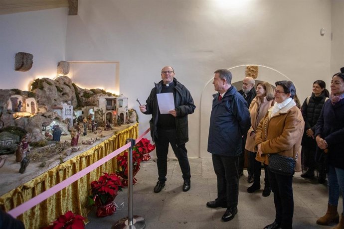 El belén de Apanas abre la Navidad en el Palacio de Fuensalida tras ser inaugurado por el presidente de C-LM
