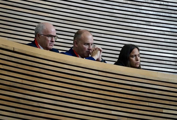 El secretario general del PP, Miguel Tellado (c), durante el pleno de toma de posesión del nuevo president, en Les Corts Valencianes, a 2 de diciembre de 2025, en Valencia, Comunidad Valenciana (España). 