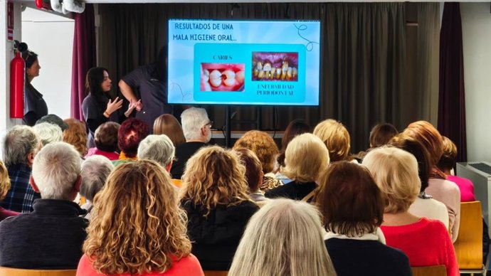 Estudiantes de Odontología imparten un curso de salud bucodental en el CPAP Llar Avinguda Argentina.