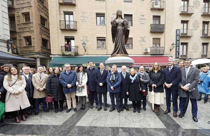 Toledo recupera a María Pacheco con una escultura de Julio Martín de Vidales frente al Alcázar, sede de la resistencia