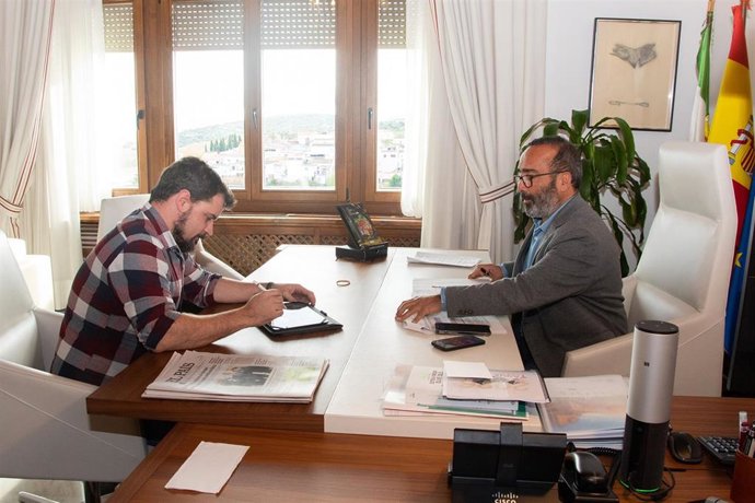 El presidente de la Diputación de Cáceres, Miguel Ángel Morales, y el presidente de la Mancomunidad de Municipios Sierra de Gata, Pablo Iglesias,se han reunido este martes