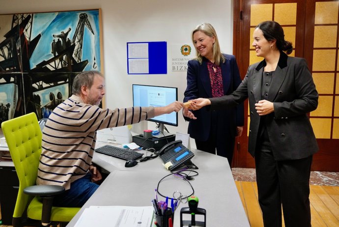 Archivo - La diputada de Hacienda de Bizkaia, Itxaso Berrojalbiz, registra el proyecto de presupuestos de 2026 en las Juntas Generales, junto a su presidenta, Ana Otadui.