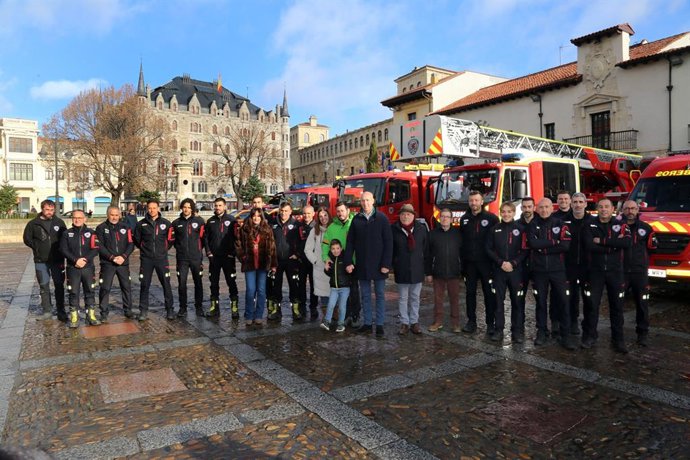 El alcalde de León, José Antonio Diez, con el pequeño Guzmán, sus famimliares e integrantes del cuerpo de Bomberos del municipio.