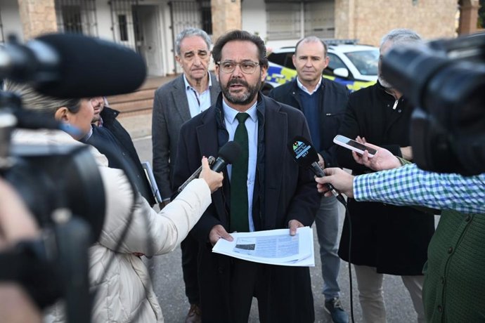 El delegado del Gobierno andaluz en Granada, Antonio Granados, atiende a los medios