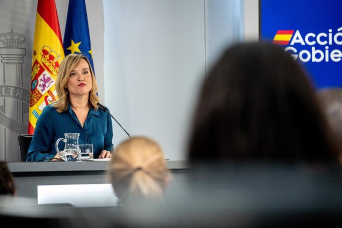 La ministra de Educación, Formación Profesional y Deportes y portavoz del Gobierno, Pilar Alegría, durante una rueda de prensa tras el Consejo de Ministros, en el Complejo de la Moncloa, a 2 de diciembre de 2025, en Madrid (España).