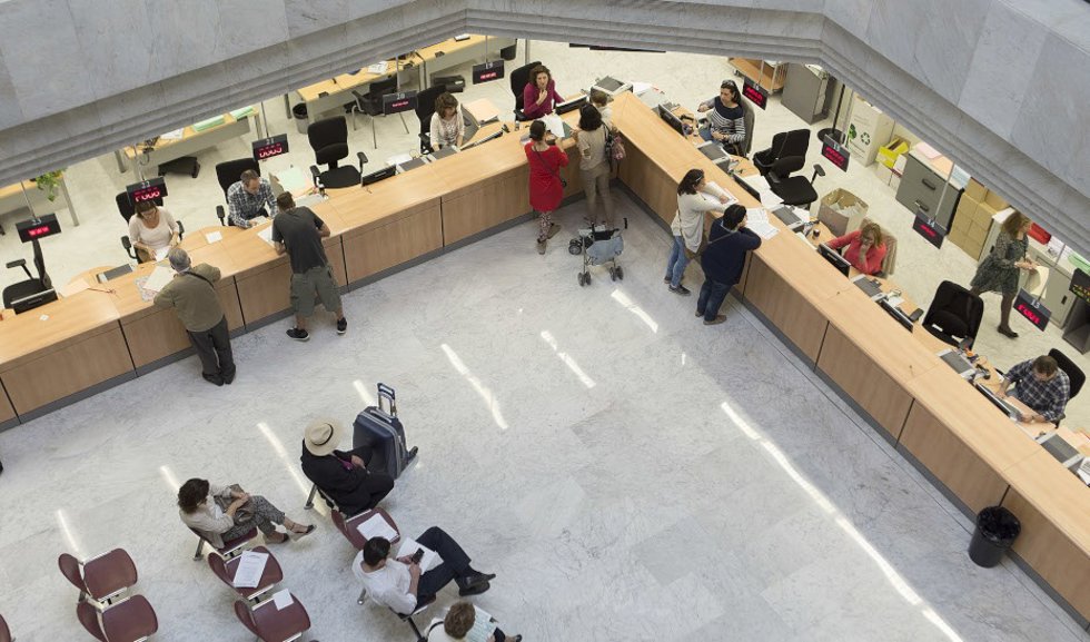 Archivo - Funcionarios públicos en un edificio administrativo.