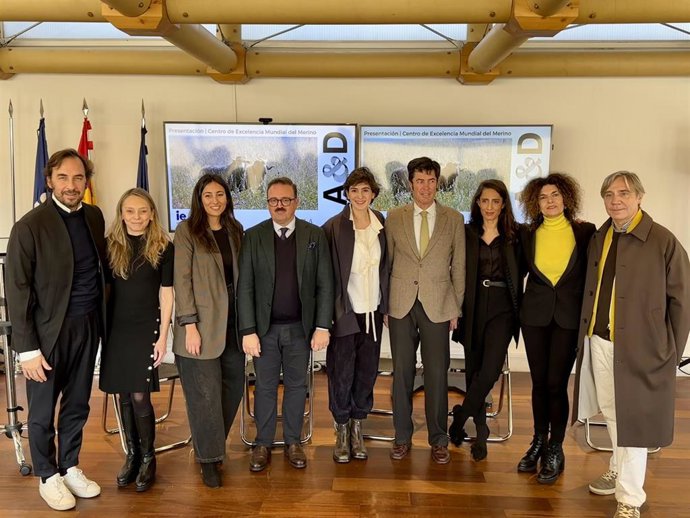 Paul García y Caterina Pañeda,  cofundadores de Oteyza junto a Inés Quezada la directora del Grado de Diseño de Moda de IE University  y representantes de  la escuela de Arquitectura y Diseño de IE, del Museo del Traje  y de la Real Fábrica de Tapices.