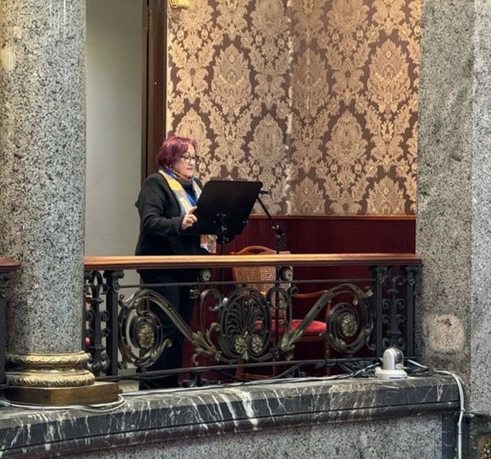 La presidenta de la Federació d'Associacions Veïnals (FAAVV) de València, María José Broseta, durante su intervención en el pleno extraordinario celebrado en el ayuntamiento de la ciudad sobre la ZBE.