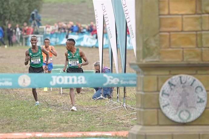 Archivo - El atleta español Thierry Ndikumwenayo durante el Cross de Itálica de 2024