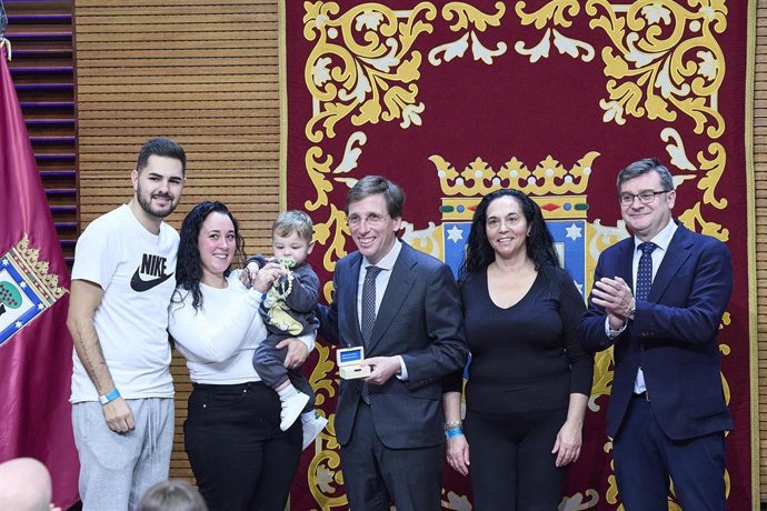 El alcalde, José Luis Martínez-Almeida, ha entregado este martes las llaves de 90 pisos de alquiler asequible en la promoción de El Cañaveral 6